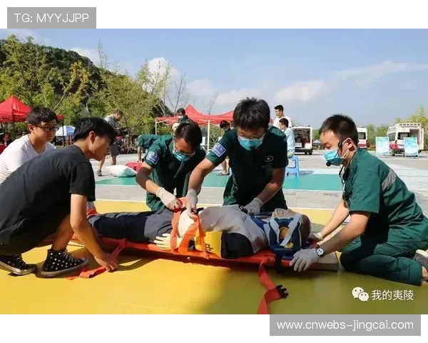 场边医疗团队快速进场，球员受伤及时处理